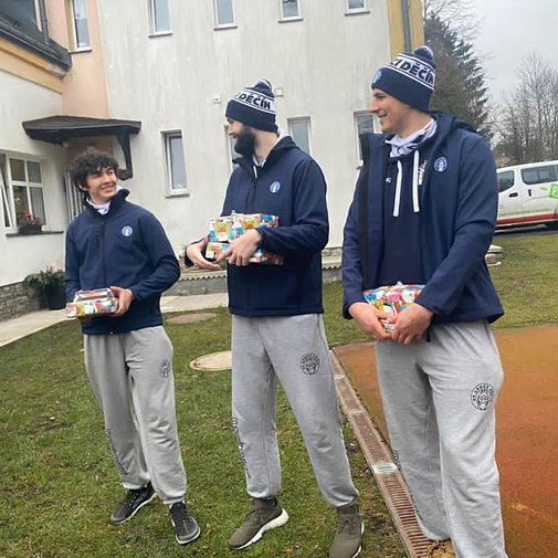 Válečníci dělali radost v dětských domovech Válečníci dělali radost v dětských domovech