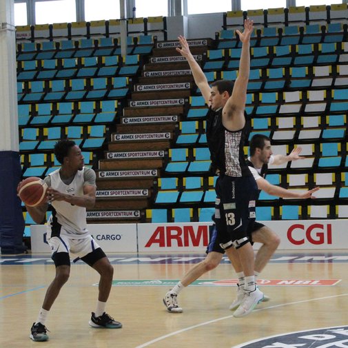 Perimetr vyztuží Nate Bradley Jr. Perimetr vyztuží Nate Bradley Jr.