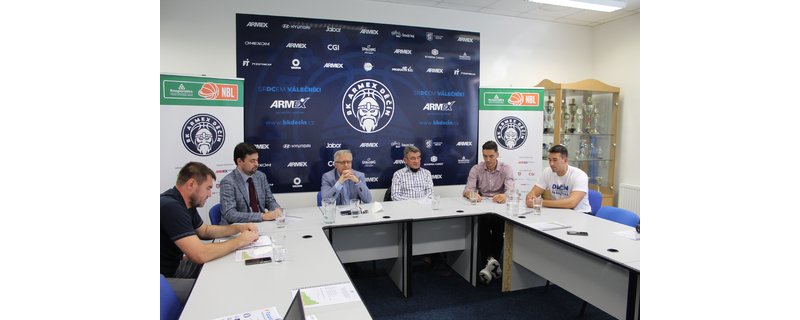 Tisková konference k udělení SCM